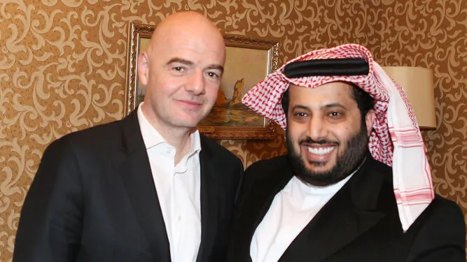 Turki Al-Sheikh junto a Gianni Infantino