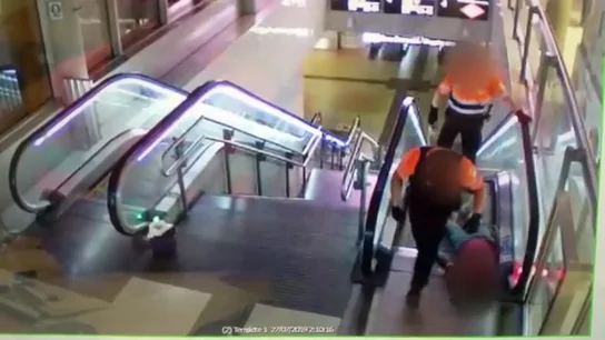 Salvaje paliza de dos vigilantes a un hombre negro en una estación de Madrid Salvaje paliza de dos vigilantes a un hombre negro en una estación de Madrid