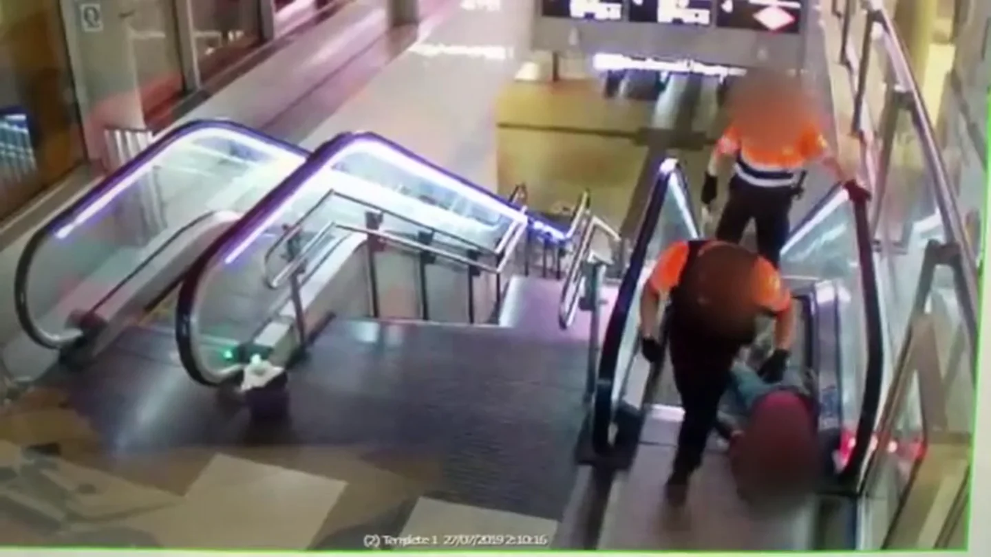 Salvaje paliza de dos vigilantes a un hombre negro en una estación de Madrid Salvaje paliza de dos vigilantes a un hombre negro en una estación de Madrid
