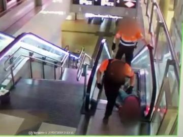 Salvaje paliza de dos vigilantes a un hombre negro en una estación de Madrid Salvaje paliza de dos vigilantes a un hombre negro en una estación de Madrid