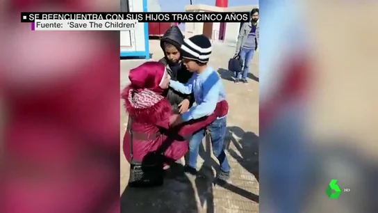 El reencuentro entre una madre siria y sus hijos tras cinco años: su padre los raptó y los llevó a territorio de ISIS El reencuentro entre una madre siria y sus hijos tras cinco años: su padre los raptó y los llevó a territorio de ISIS
