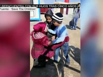 El reencuentro entre una madre siria y sus hijos tras cinco años: su padre los raptó y los llevó a territorio de ISIS El reencuentro entre una madre siria y sus hijos tras cinco años: su padre los raptó y los llevó a territorio de ISIS