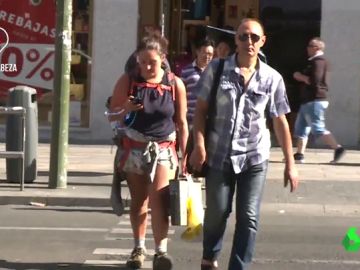 Una mujer utilizando su teléfono móvil en un paso de peatones. Una mujer utilizando su teléfono móvil en un paso de peatones.