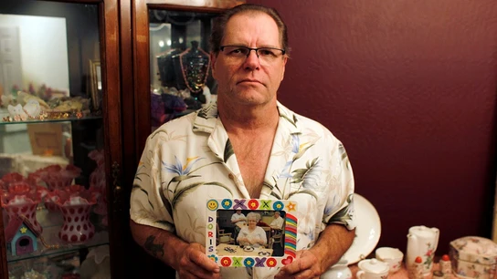 Jim Stauffer, con la foto de su difunta madre Jim Stauffer, con la foto de su difunta madre