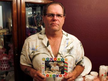 Jim Stauffer, con la foto de su difunta madre Jim Stauffer, con la foto de su difunta madre