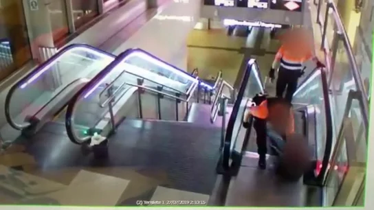 Salvaje paliza de dos vigilantes a un hombre negro en una estación de Madrid Salvaje paliza de dos vigilantes a un hombre negro en una estación de Madrid