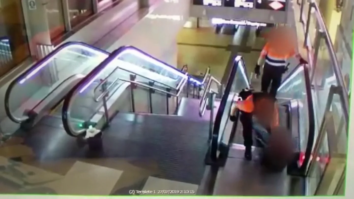 Salvaje paliza de dos vigilantes a un hombre negro en una estación de Madrid Salvaje paliza de dos vigilantes a un hombre negro en una estación de Madrid