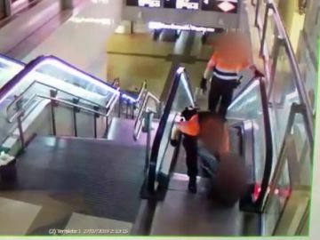 Salvaje paliza de dos vigilantes a un hombre negro en una estación de Madrid