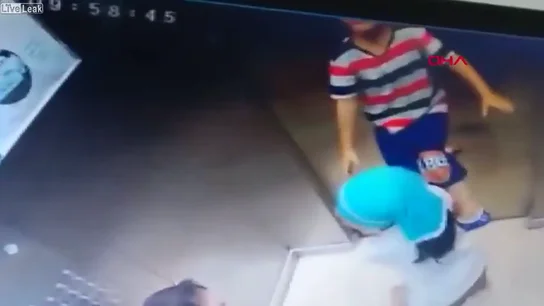 El niño colgando del cordón mientras que sus hermanas empiezan a ayudarle. El niño colgando del cordón mientras que sus hermanas empiezan a ayudarle.