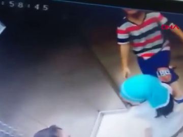 El niño colgando del cordón mientras que sus hermanas empiezan a ayudarle. El niño colgando del cordón mientras que sus hermanas empiezan a ayudarle.