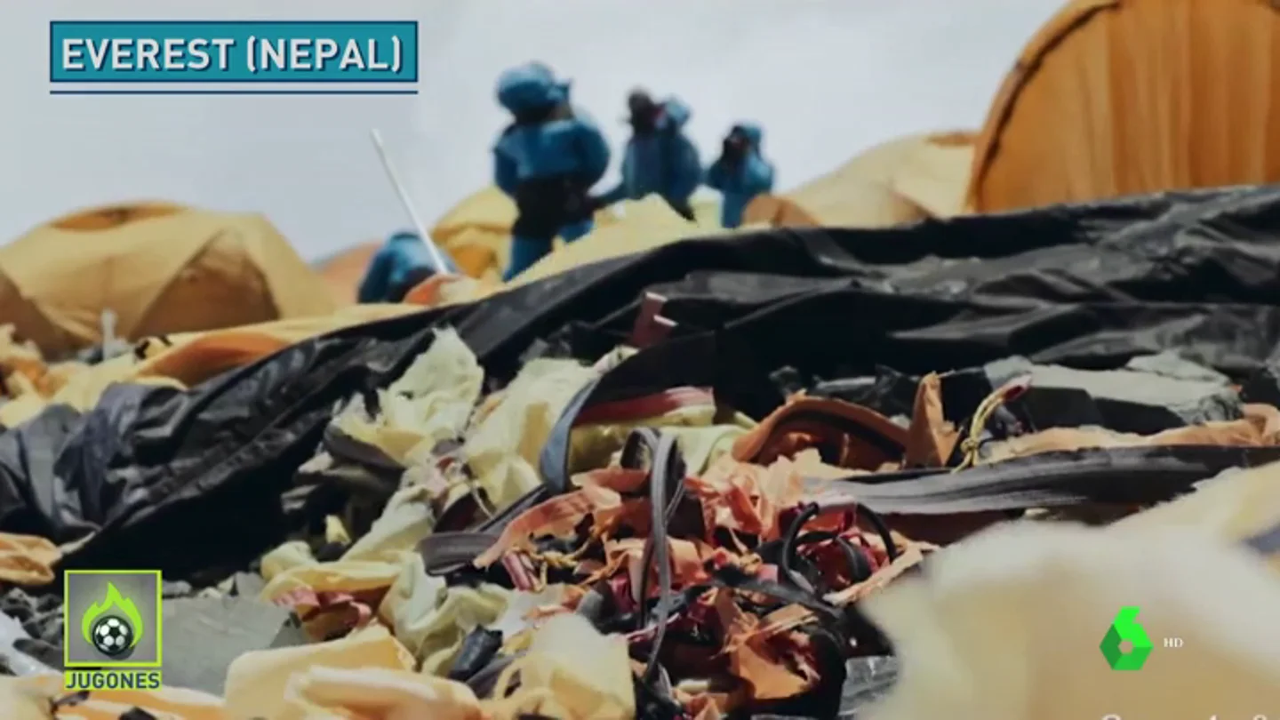 Escalan el Everest para limpiarlo y recogen 150 kilos de basura en un solo día Escalan el Everest para limpiarlo y recogen 150 kilos de basura en un solo día