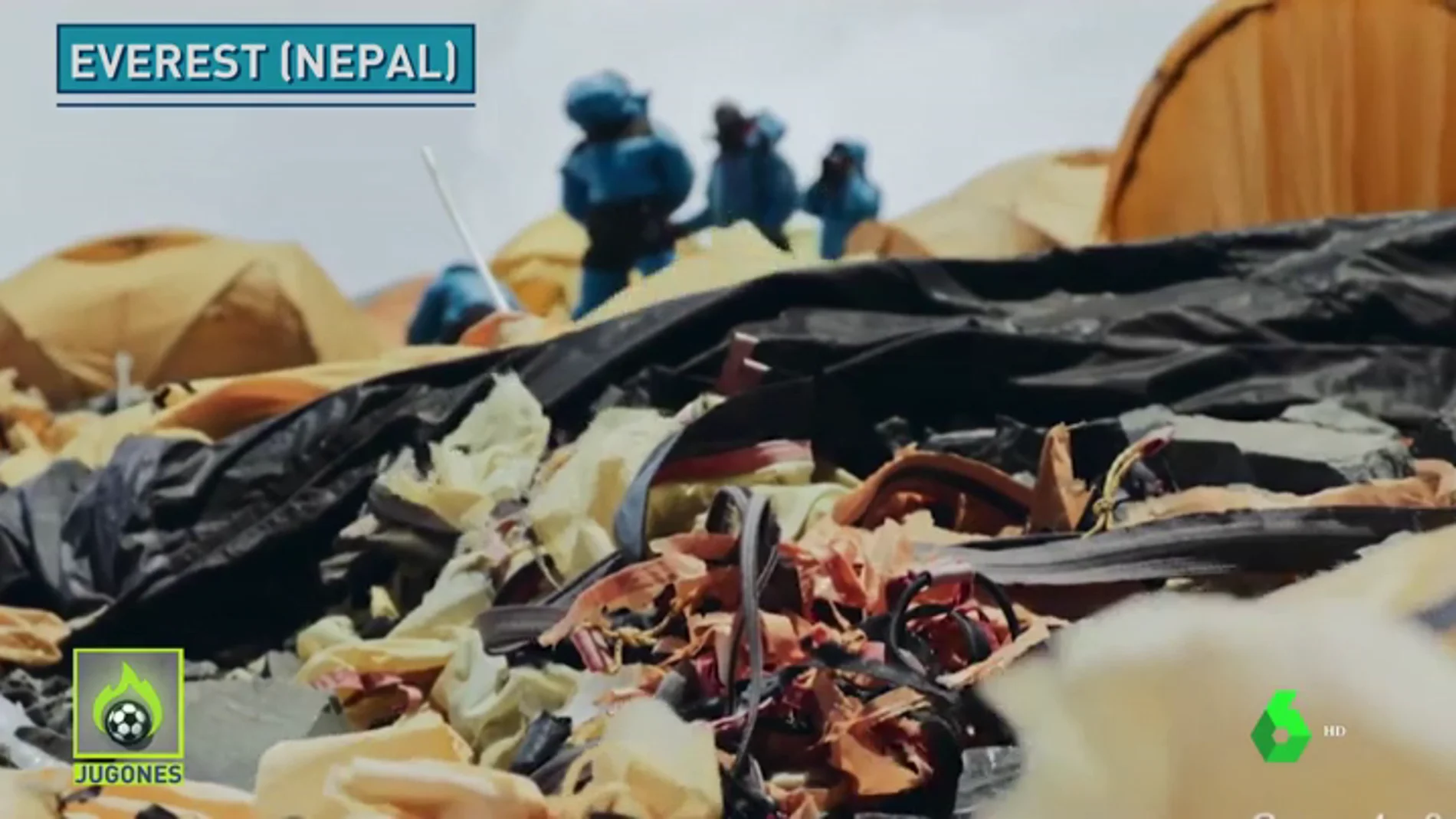 Escalan el Everest para limpiarlo y recogen 150 kilos de basura en un solo día