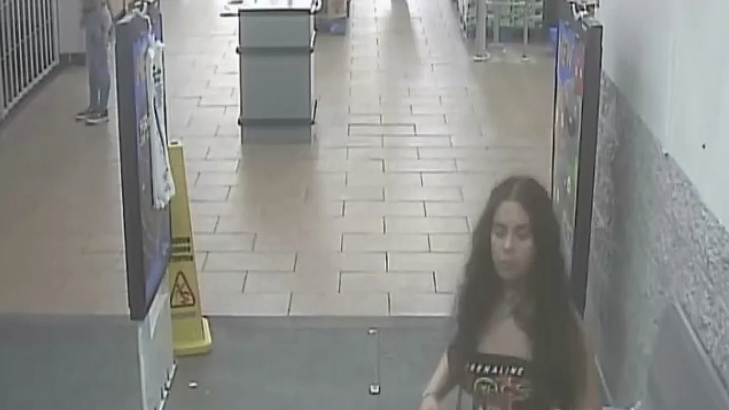 La joven veinteañera fue capturada por las cámaras de seguridad del supermercado. La joven veinteañera fue capturada por las cámaras de seguridad del supermercado.