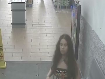 La joven veinteañera fue capturada por las cámaras de seguridad del supermercado. La joven veinteañera fue capturada por las cámaras de seguridad del supermercado.