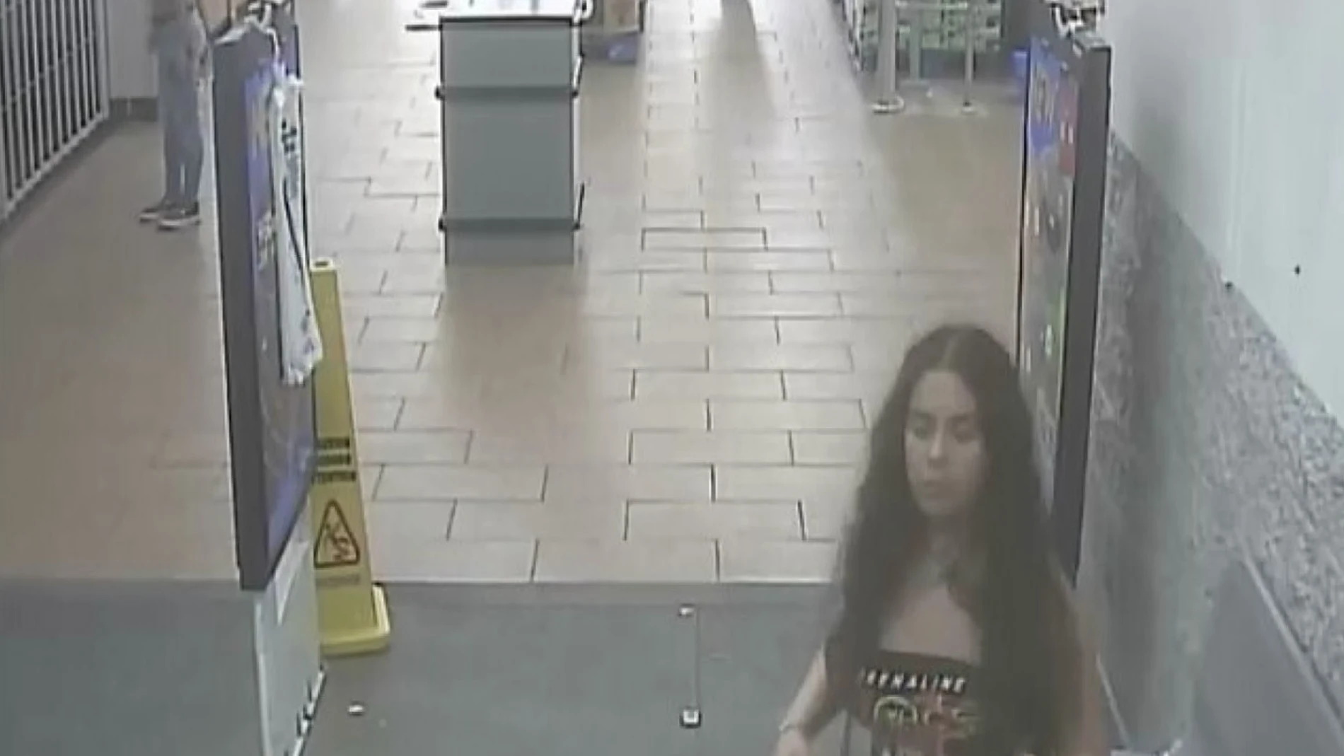 La joven veinteañera fue capturada por las cámaras de seguridad del supermercado.