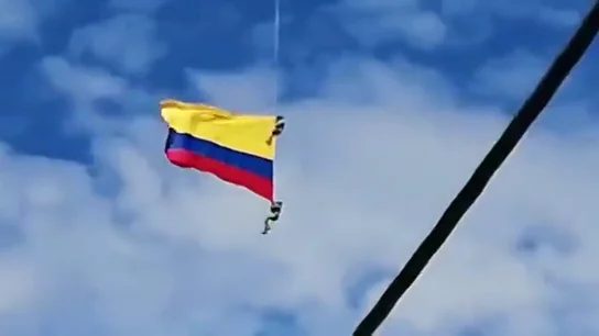 Dos militares fallecen al caer desde un helicóptero mientras sujetaban una bandera durante una exhibición Dos militares fallecen al caer desde un helicóptero mientras sujetaban una bandera durante una exhibición