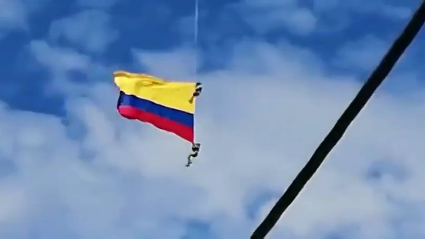Dos militares fallecen al caer desde un helicóptero mientras sujetaban una bandera durante una exhibición Dos militares fallecen al caer desde un helicóptero mientras sujetaban una bandera durante una exhibición