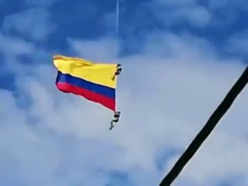 Dos militares fallecen al caer desde un helicóptero mientras sujetaban una bandera durante una exhibición Dos militares fallecen al caer desde un helicóptero mientras sujetaban una bandera durante una exhibición