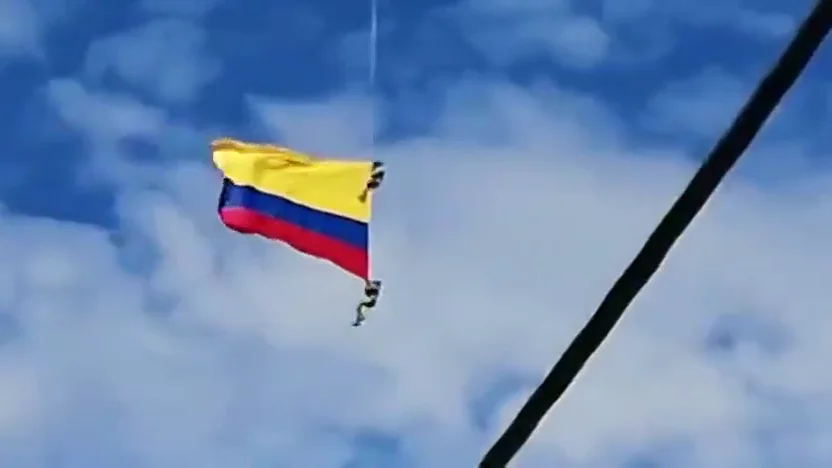 Dos militares fallecen al caer desde un helicóptero mientras sujetaban una bandera durante una exhibición