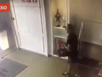El ladrón con el bolso robado. El ladrón con el bolso robado.
