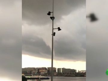 Tremendo susto en Ámsterdam: un tornado azota el centro de la ciudad y causa numerosos destrozos Tremendo susto en Ámsterdam: un tornado azota el centro de la ciudad y causa numerosos destrozos