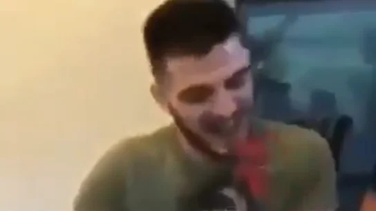 Momento en el que el pelotari Bixente Larralde arranca la cabeza al gallo Momento en el que el pelotari Bixente Larralde arranca la cabeza al gallo