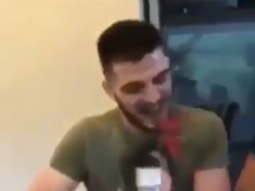 Momento en el que el pelotari Bixente Larralde arranca la cabeza al gallo Momento en el que el pelotari Bixente Larralde arranca la cabeza al gallo