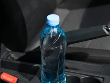 Botella de agua en el interior de un vehículo Botella de agua en el interior de un vehículo