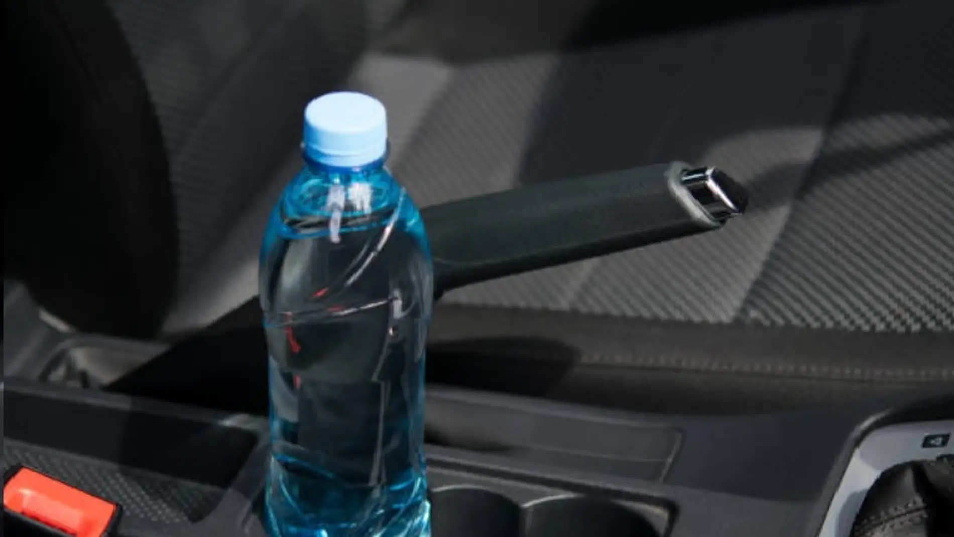 Botella de agua en el interior de un vehículo