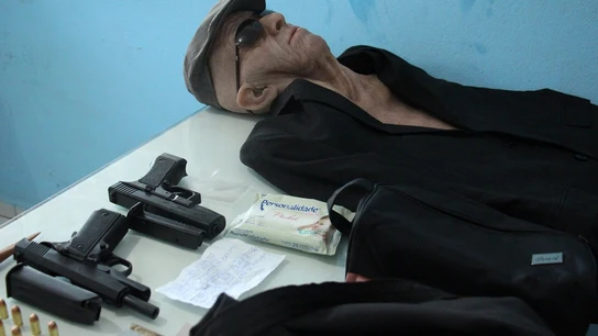 Armas y disfraz utilizados por el atracador Armas y disfraz utilizados por el atracador