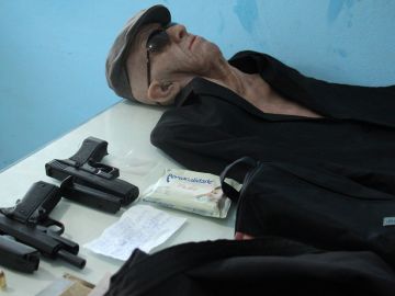 Armas y disfraz utilizados por el atracador Armas y disfraz utilizados por el atracador