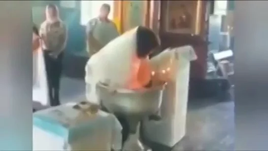 Las violentas imágenes en las que un cura casi ahoga a un bebé mientras le bautiza Las violentas imágenes en las que un cura casi ahoga a un bebé mientras le bautiza