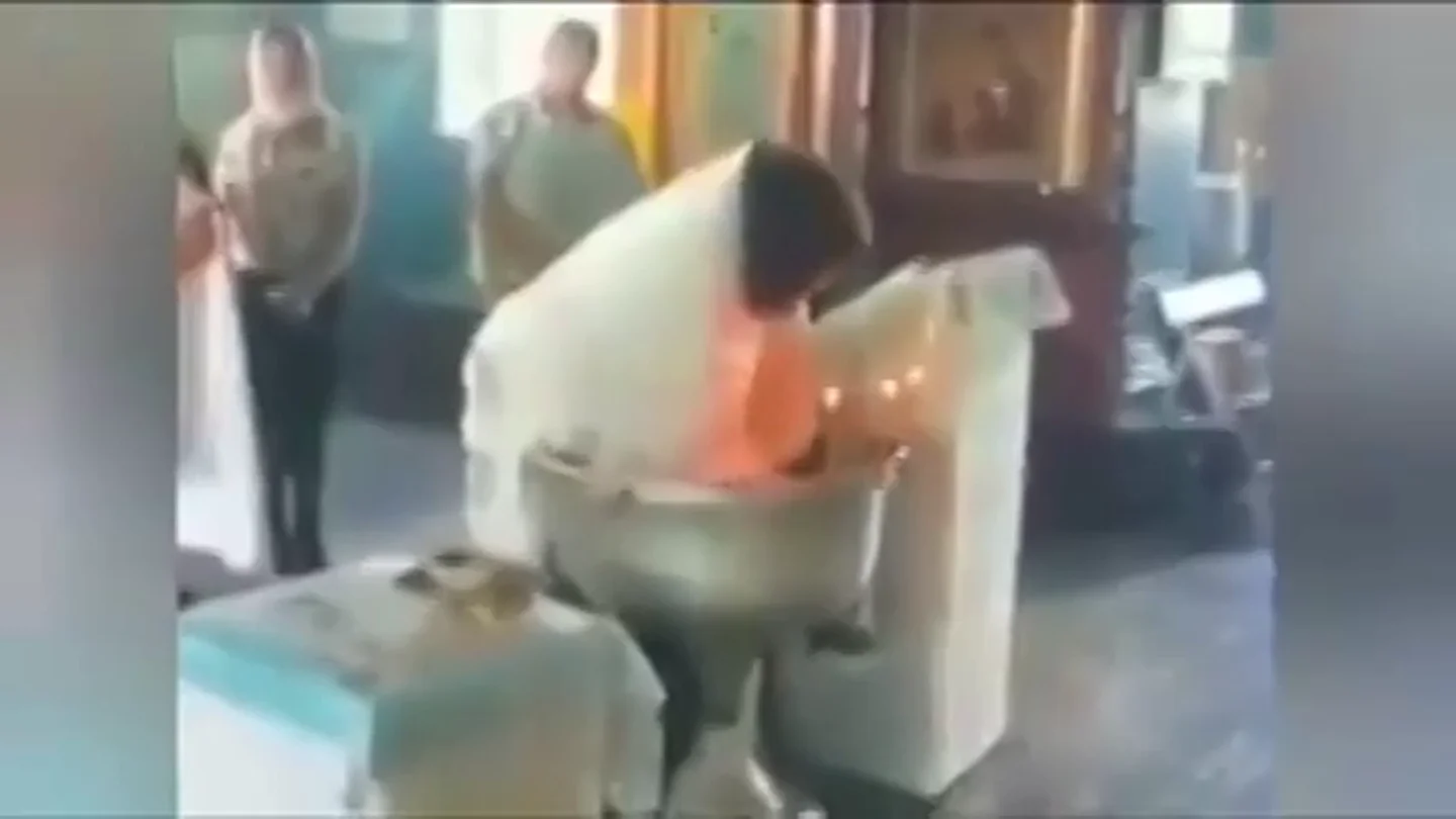 Las violentas imágenes en las que un cura casi ahoga a un bebé mientras le bautiza Las violentas imágenes en las que un cura casi ahoga a un bebé mientras le bautiza