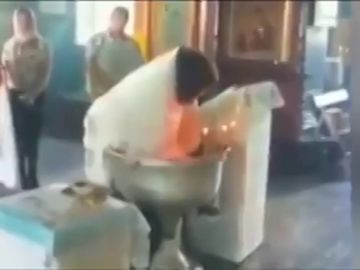 Las violentas imágenes en las que un cura casi ahoga a un bebé mientras le bautiza Las violentas imágenes en las que un cura casi ahoga a un bebé mientras le bautiza