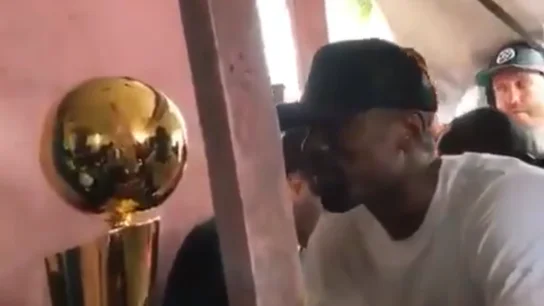 Serge Ibaka, comiendo en el restaurante en el que hace años mendigaba Serge Ibaka, comiendo en el restaurante en el que hace años mendigaba