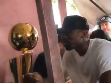Serge Ibaka, comiendo en el restaurante en el que hace años mendigaba Serge Ibaka, comiendo en el restaurante en el que hace años mendigaba