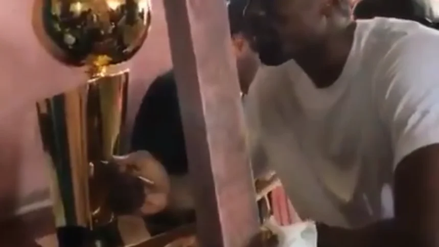 Serge Ibaka, comiendo en el restaurante en el que hace años mendigaba