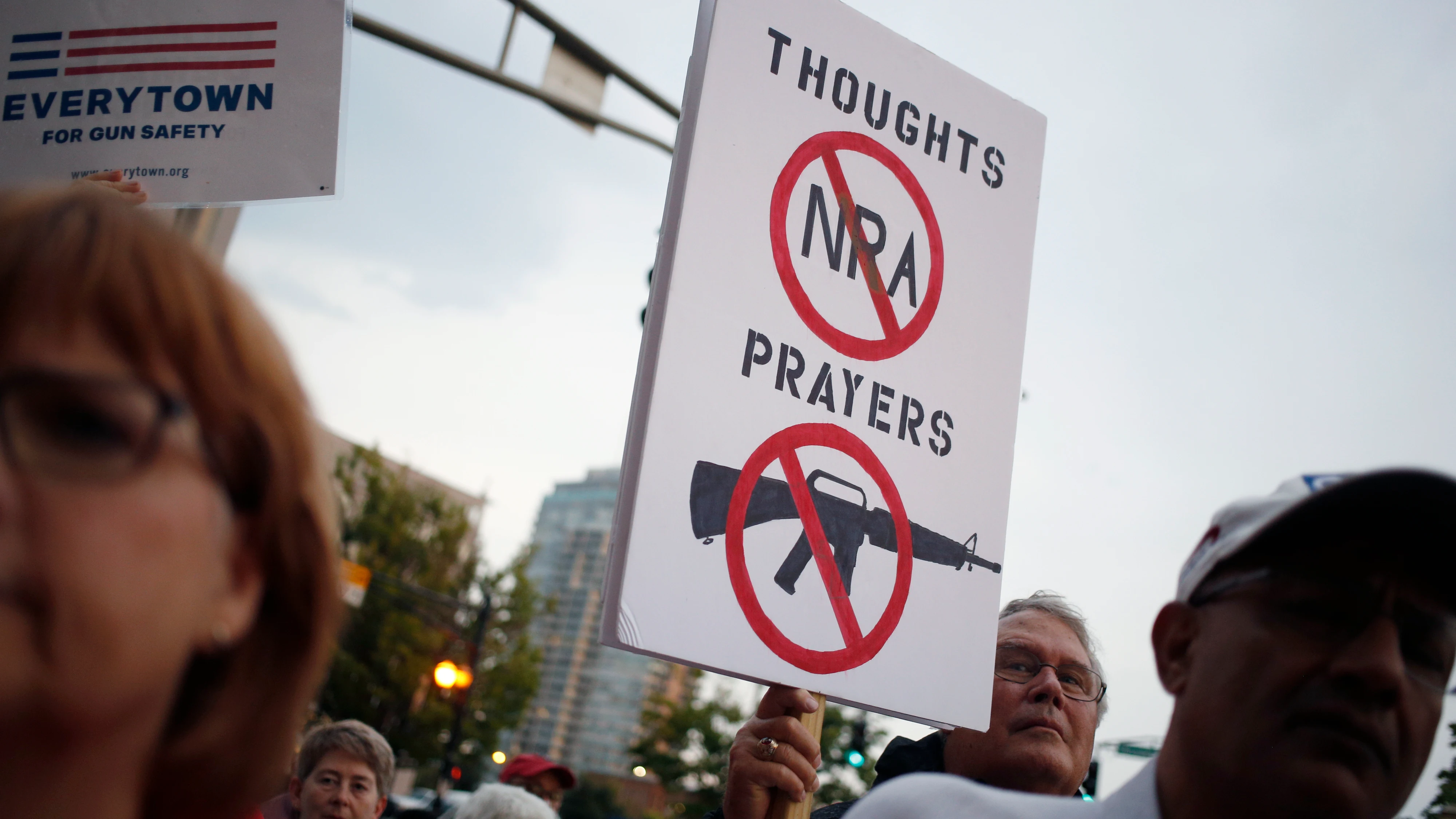 Un activista sostiene una pancarta en una manifestación antiarmas tras los tiroteos de El Paso y Ohio 