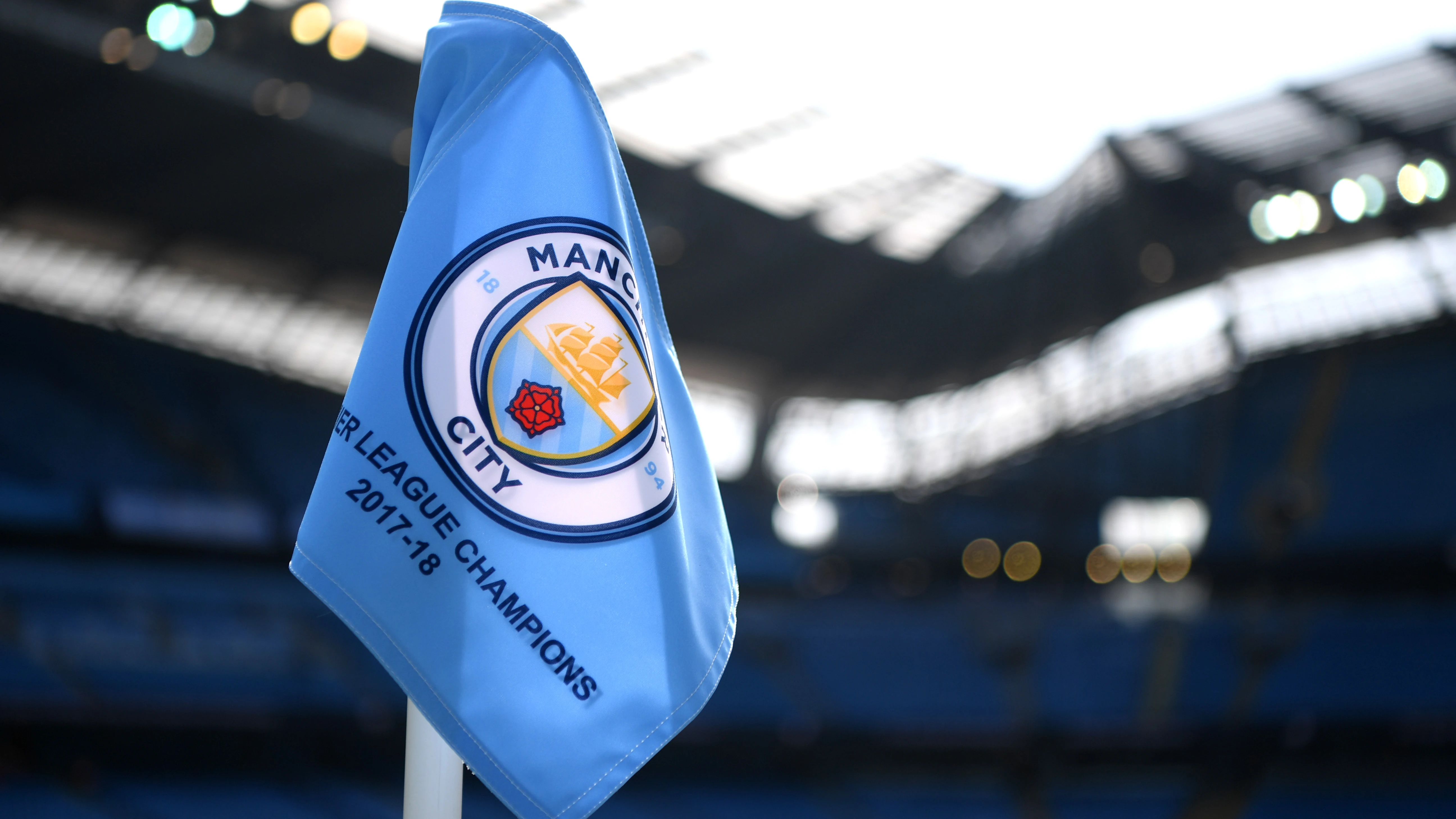 La bandera del Manchester City en el Etihad Stadium