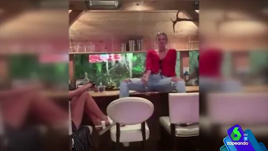 Desde derramar la cerveza en el móvil hasta caerse bailando de una mesa: El juego de la 'gilipollez o mala suerte' Desde derramar la cerveza en el móvil hasta caerse bailando de una mesa: El juego de la 'gilipollez o mala suerte'