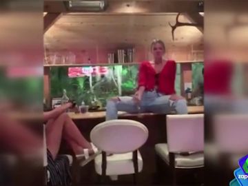 Desde derramar la cerveza en el móvil hasta caerse bailando de una mesa: El juego de la 'gilipollez o mala suerte' Desde derramar la cerveza en el móvil hasta caerse bailando de una mesa: El juego de la 'gilipollez o mala suerte'