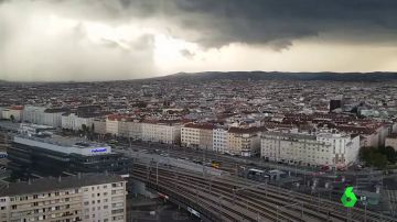 El nubarrón que generó una fuerte lluvia en Viena.