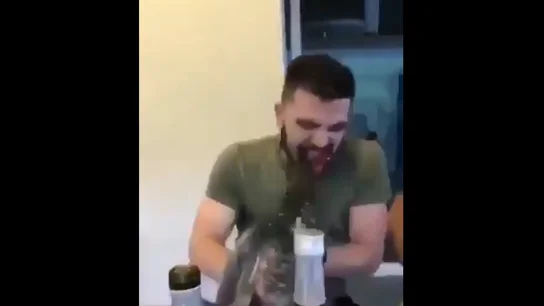 El pelotari arranca la cabeza al gallo El pelotari arranca la cabeza al gallo