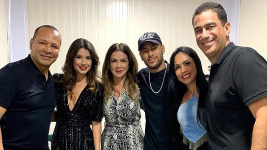Neymar y su padre, con la cantante Paula Fernandes Neymar y su padre, con la cantante Paula Fernandes