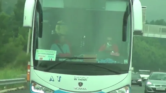 Pillan a un conductor leyendo mientras conduce un autocar turístico por la autopista Pillan a un conductor leyendo mientras conduce un autocar turístico por la autopista