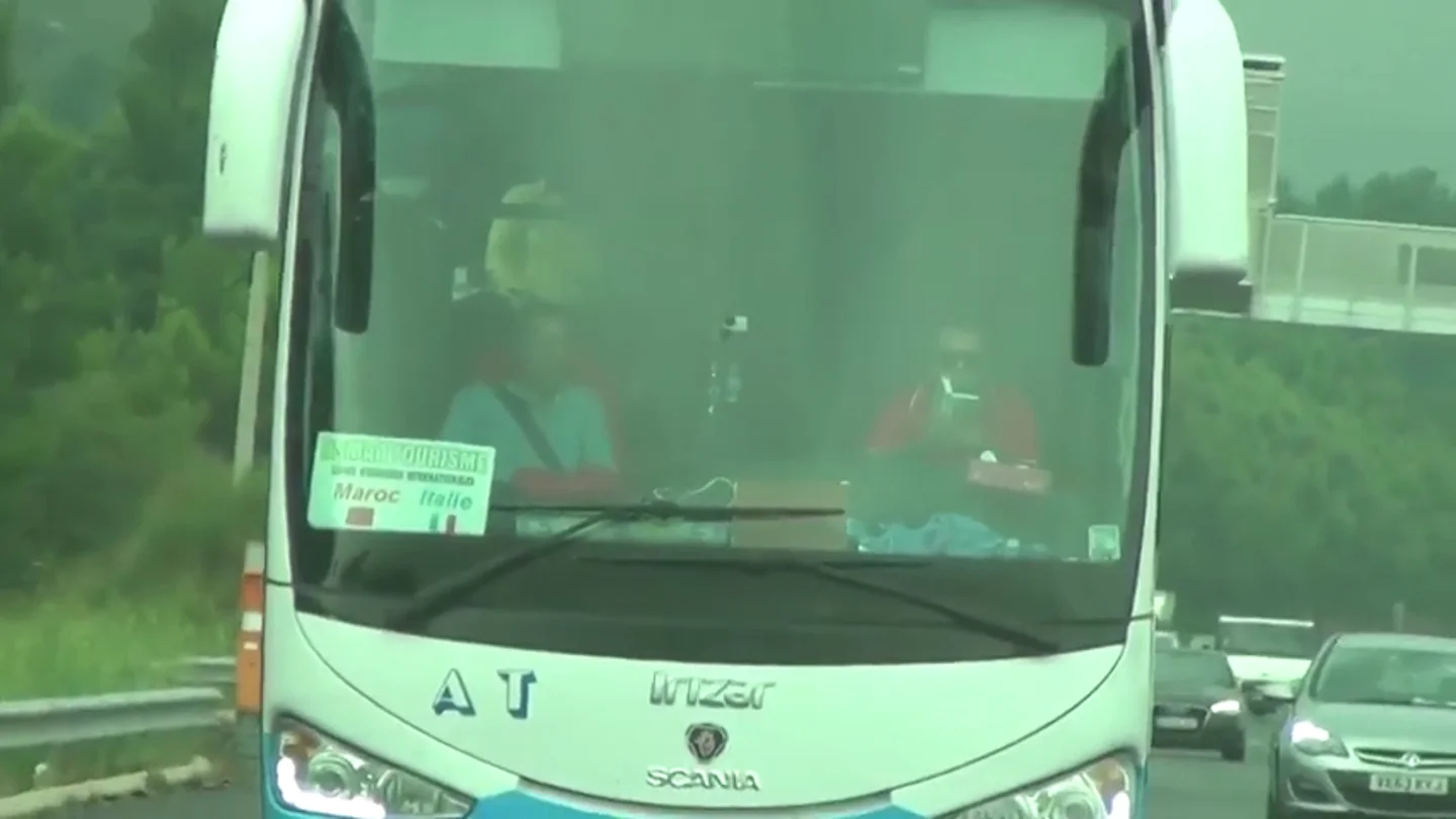 Pillan a un conductor leyendo mientras conduce un autocar turístico por la autopista Pillan a un conductor leyendo mientras conduce un autocar turístico por la autopista