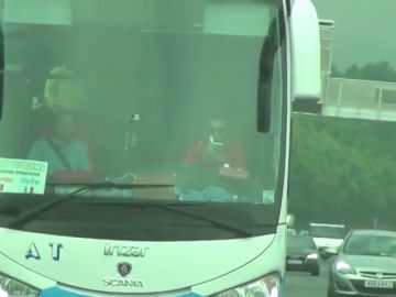 Pillan a un conductor leyendo mientras conduce un autocar turístico por la autopista Pillan a un conductor leyendo mientras conduce un autocar turístico por la autopista