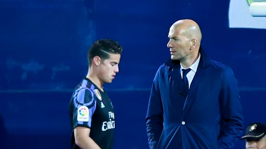 James Rodríguez pasa al lado de Zidane James Rodríguez pasa al lado de Zidane