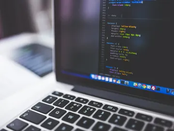 Ordenador con códigos html Ordenador con códigos html