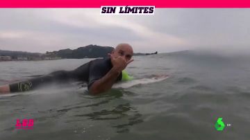 'El Gallo' del surf: Aitor Francesena, el profesor ciego que rompe moldes